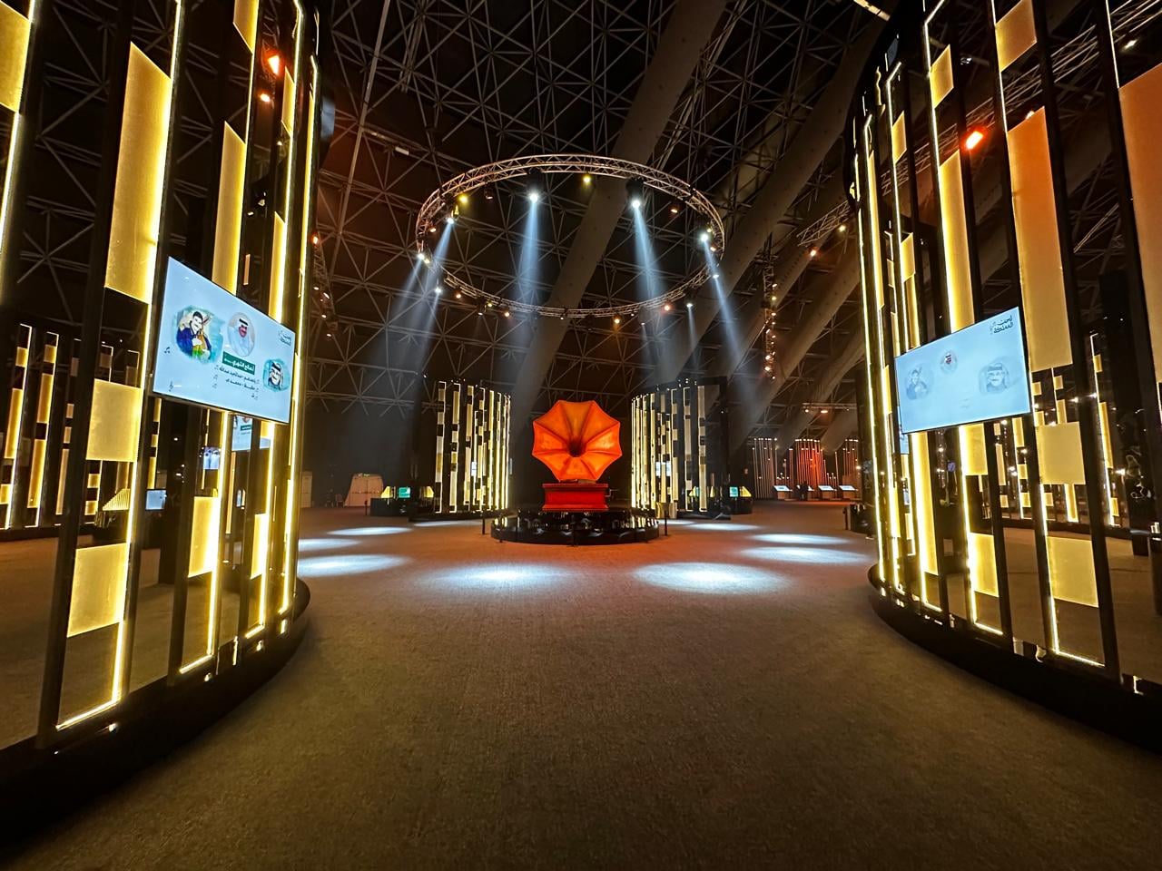 Developing and operating a visual interaction system for visitors